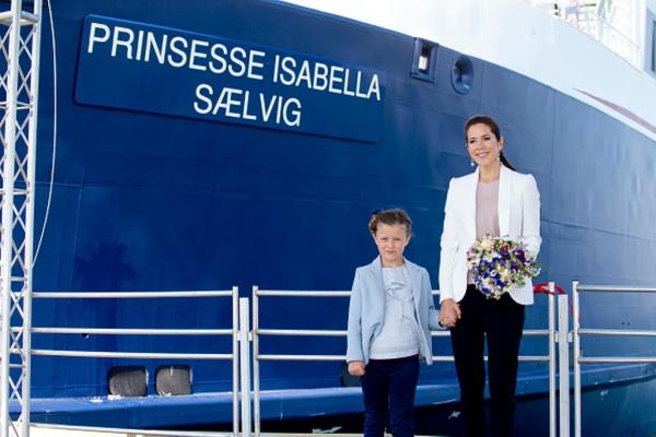 Princess Isabella gets into Nature School on an official visit to Samso Island in Denmark.  Even royals love forest school!